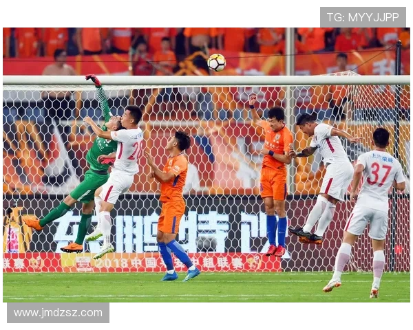 鲁能与上港对决引发国外媒体热议赛场表现与战术分析